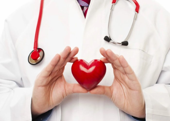 Mujer preparando ensalada con ingredientes frescos y coloridos